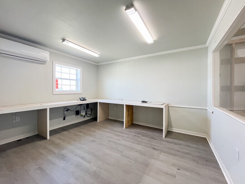 More Photos Of 201 Lexington Dr, Rayne Industrial For Sale