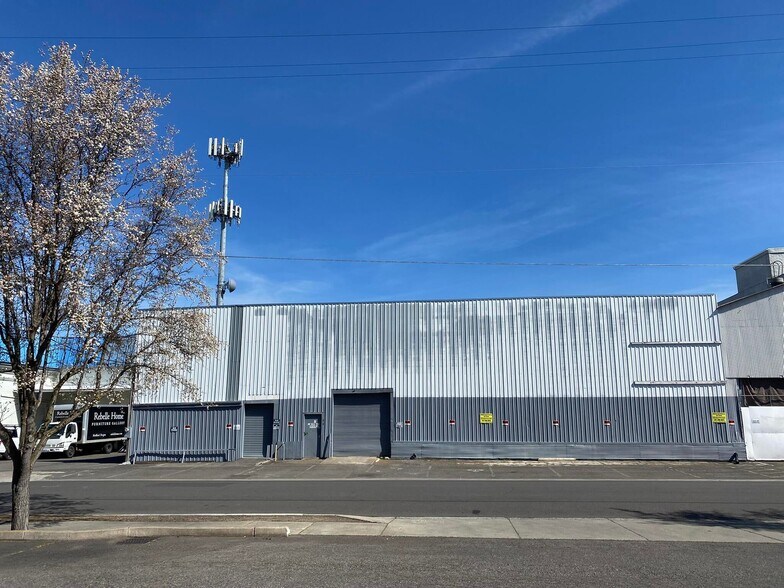 More Photos Of 323 S Fir St, Medford Warehouse For Sale