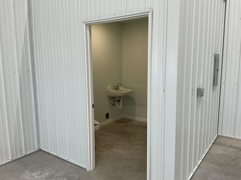 More Photos Of 2160 Alvin Rd, Grand Island Flex For Lease