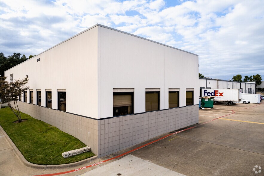 More Photos Of 1865 Summit Ave, Plano Showroom For Lease