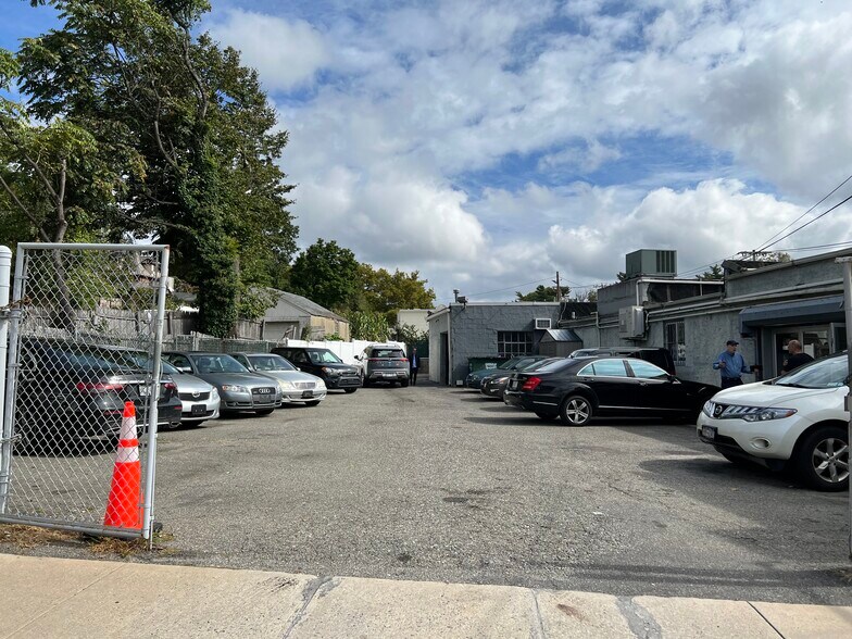 More Photos Of 195 Northern Blvd, Great Neck Auto Dealership For Lease