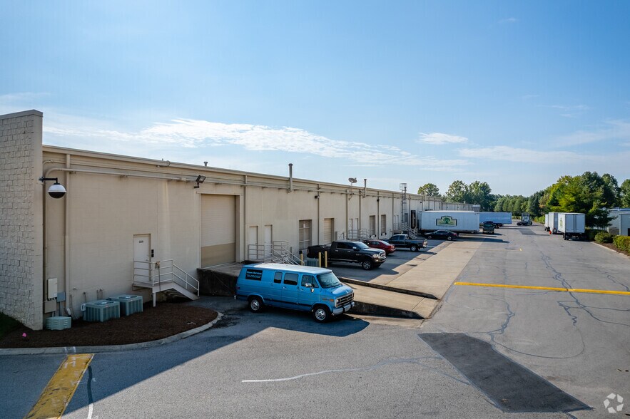 More Photos Of 7108 Crossroads Blvd, Brentwood Flex For Lease