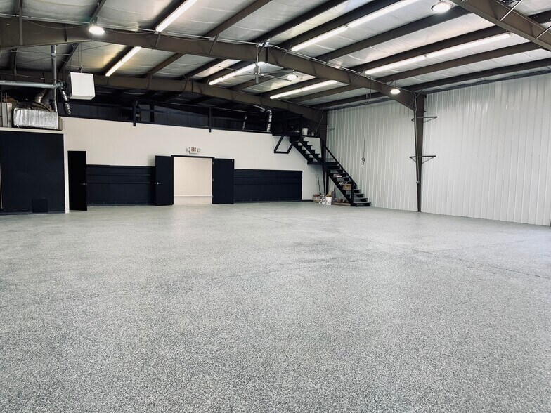 More Photos Of 517 N Lake Ave, Twin Lakes Showroom For Lease