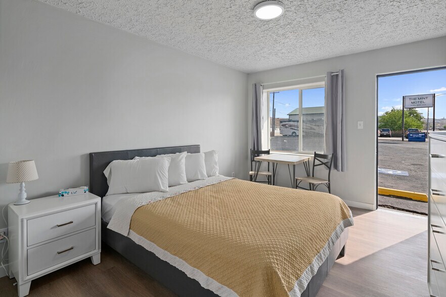 More Photos Of 1411 9th St, Rock Springs Hotel For Sale