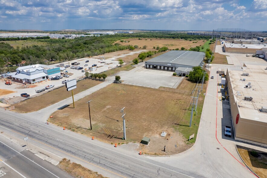 More Photos Of 3194 N Interstate 35, New Braunfels Warehouse For Lease