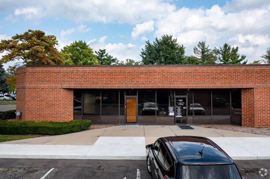 More Photos Of 21455 Melrose Ave, Southfield Unknown For Lease