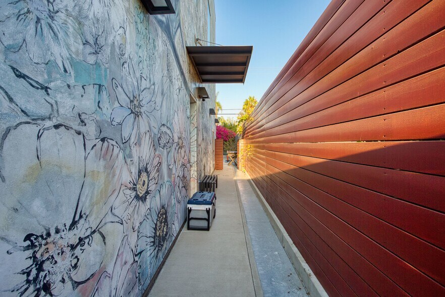 More Photos Of 542 N Larchmont Blvd, Los Angeles Office For Sale