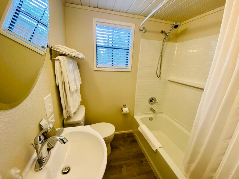 More Photos Of 104 Scudder Ln, Wimberley Hotel For Sale