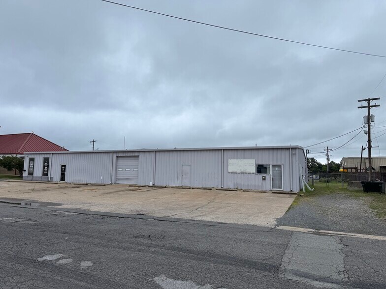 More Photos Of 812 Merriman Street, Conway Flex For Sale
