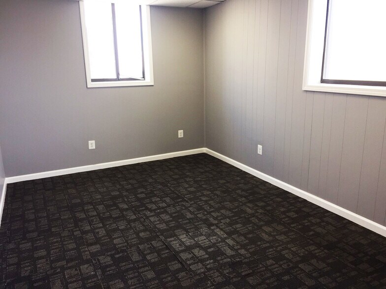 More Photos Of 964 E 10 Mile Rd, Hazel Park Warehouse For Lease