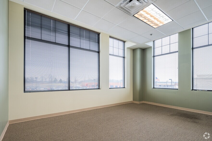 More Photos Of 16721-16765 Main St, Wildwood General Retail For Sale