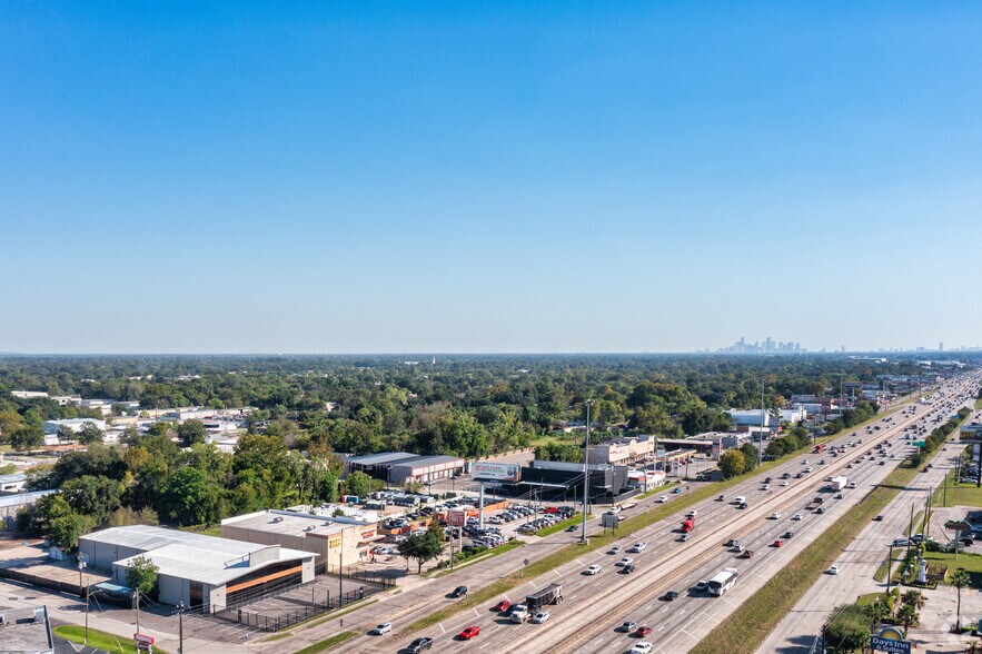 More Photos Of 10034 North Fwy, Houston Warehouse For Sale