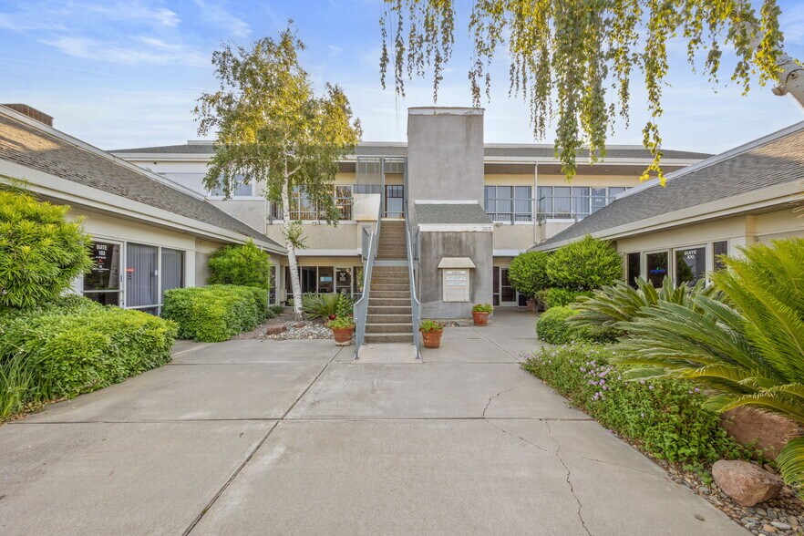 More Photos Of 250 W Main St, Woodland Office For Lease