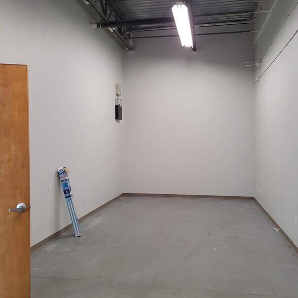 More Photos Of 7751 Kingspointe Pky, Orlando Light Distribution For Lease