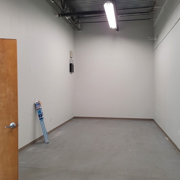 More Photos Of 7751 Kingspointe Pky, Orlando Light Distribution For Lease