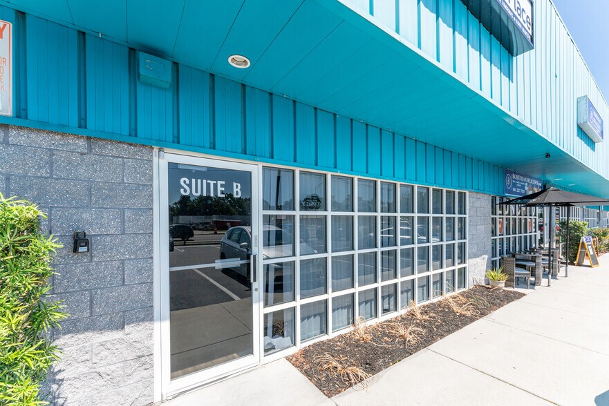 More Photos Of 999 Cattlemen Rd, Sarasota Freestanding For Lease