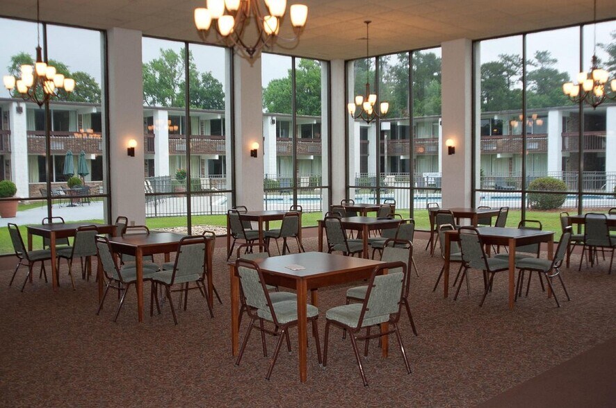 More Photos Of 1301 4th St, Hartsville Hotel For Sale