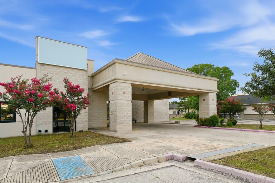 More Photos Of 7400 Barlite Blvd, San Antonio Medical For Lease