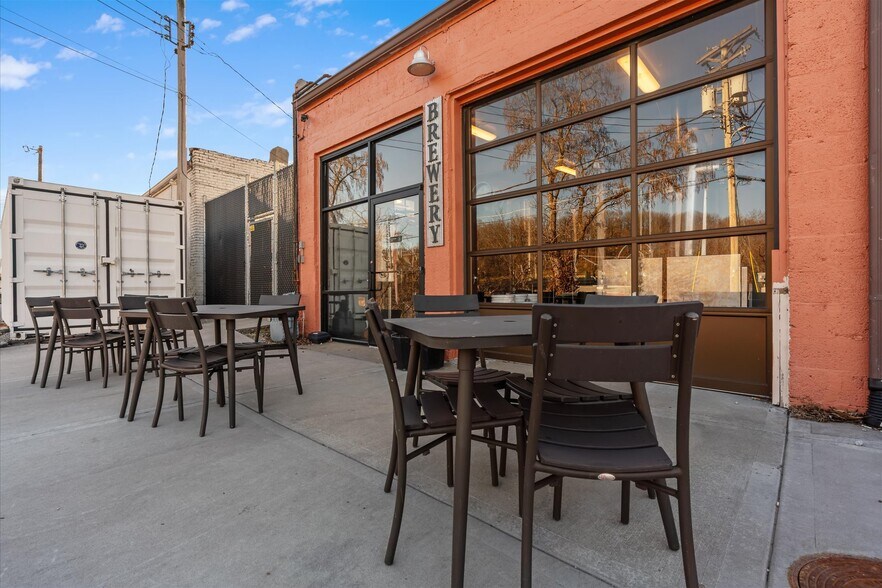 More Photos Of 451 S Thompson Ave, Excelsior Springs Bar For Sale