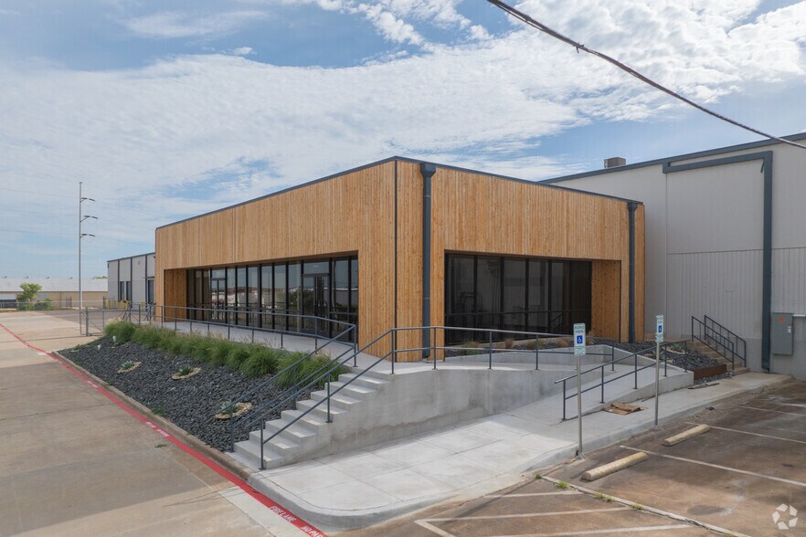 More Photos Of 2424 N Westmoreland Rd, Dallas Manufacturing For Sale