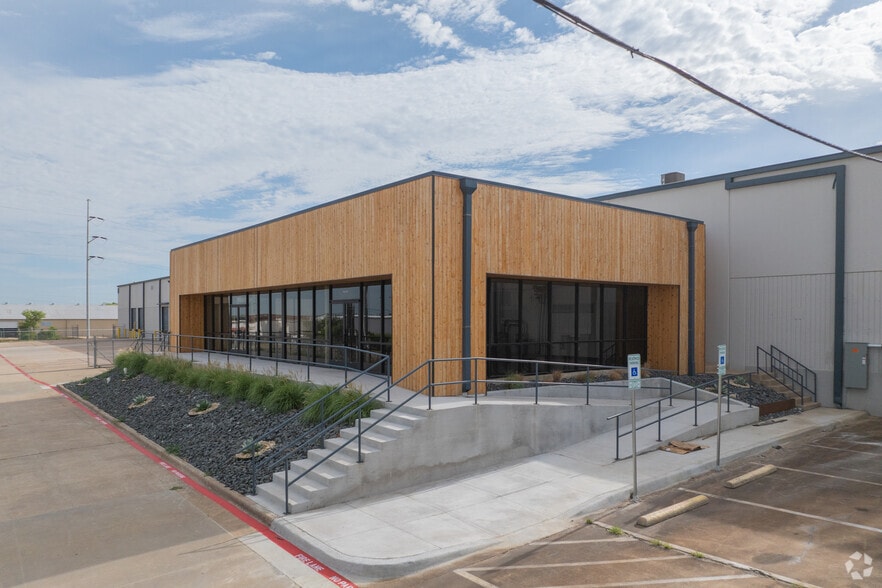 More Photos Of 2424 N Westmoreland Rd, Dallas Manufacturing For Sale