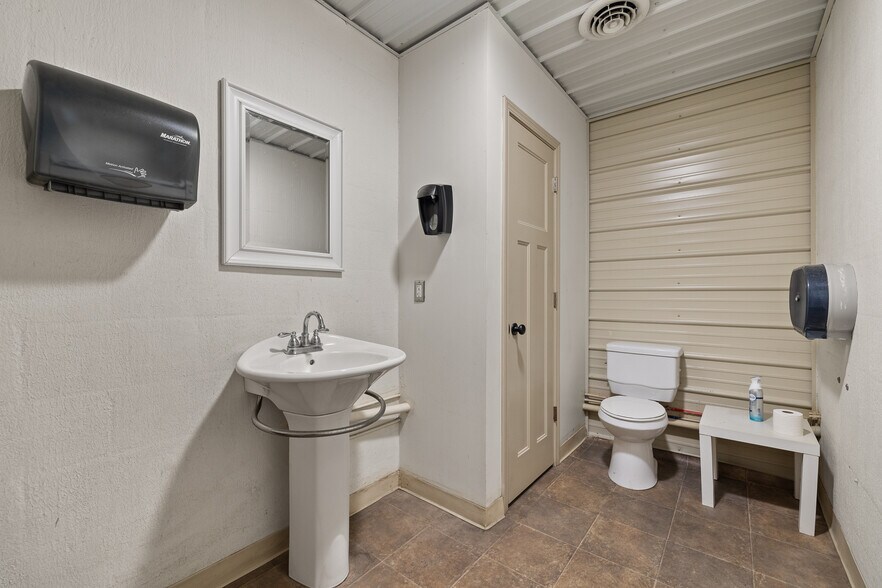 More Photos Of 922 W Fourth St, Mansfield Warehouse For Lease