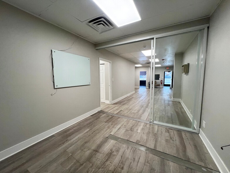 More Photos Of 119 Bond St, Elk Grove Village Warehouse For Lease