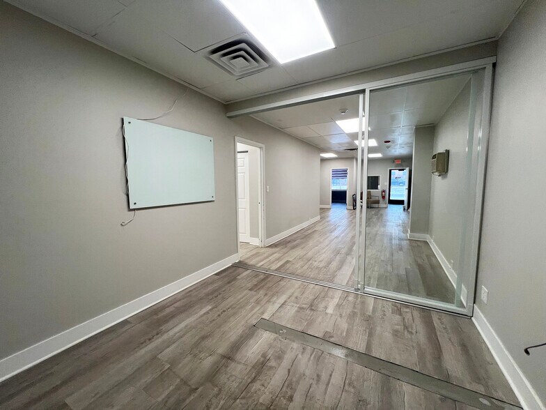 More Photos Of 119 Bond St, Elk Grove Village Warehouse For Lease