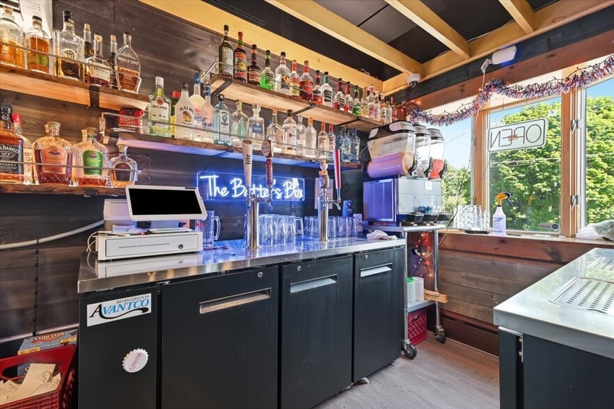 More Photos Of 10 E Lehigh St, Summit Hill Restaurant For Sale