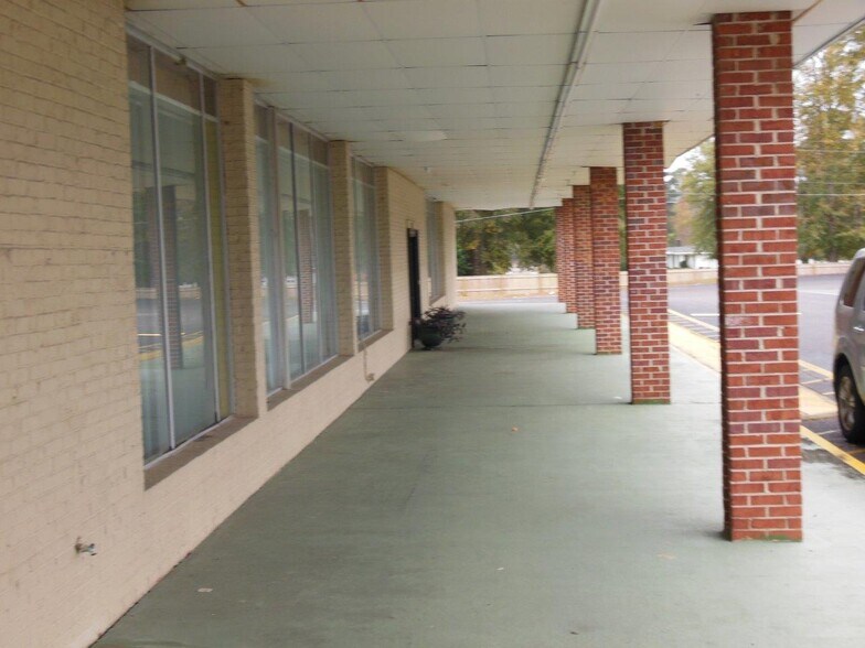 More Photos Of 1622-1699 Douglas Ave, Brewton Storefront For Lease