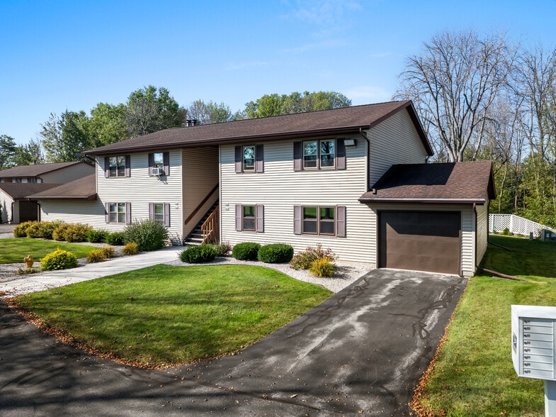 More Photos Of 910 E Cedar Ave, Manitowoc Apartments For Sale