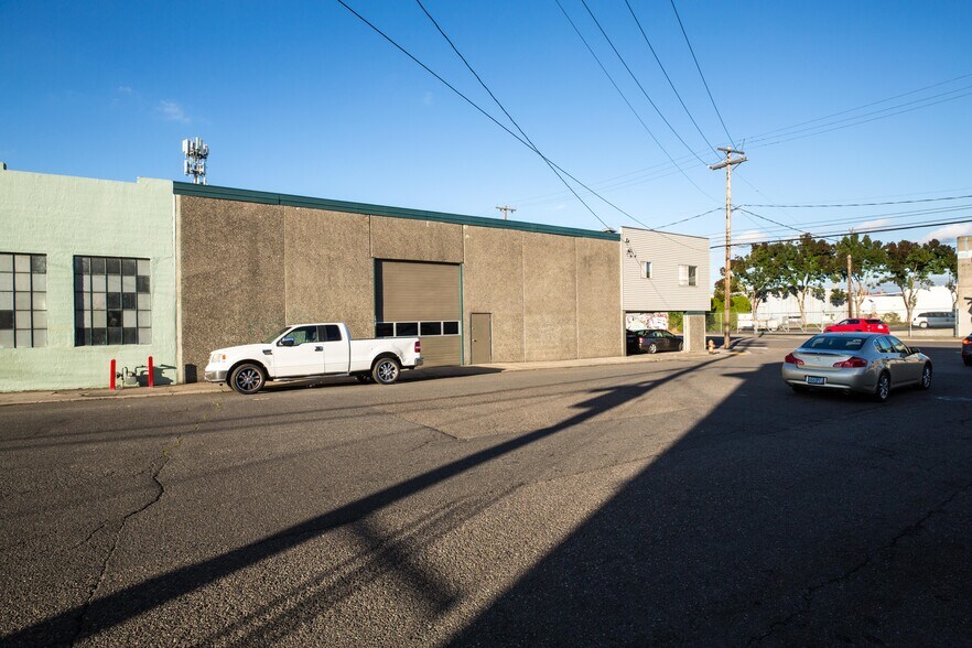 More Photos Of 1105 SE Woodward St, Portland Warehouse For Sale