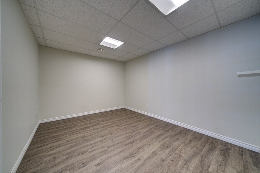 More Photos Of 1367 Mosley St, Wasaga Beach Office For Sale