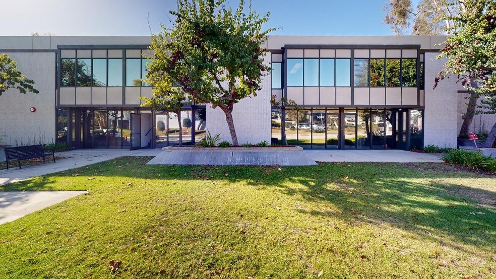 More Photos Of 5800-5860 Hannum Ave, Los Angeles Unknown For Lease