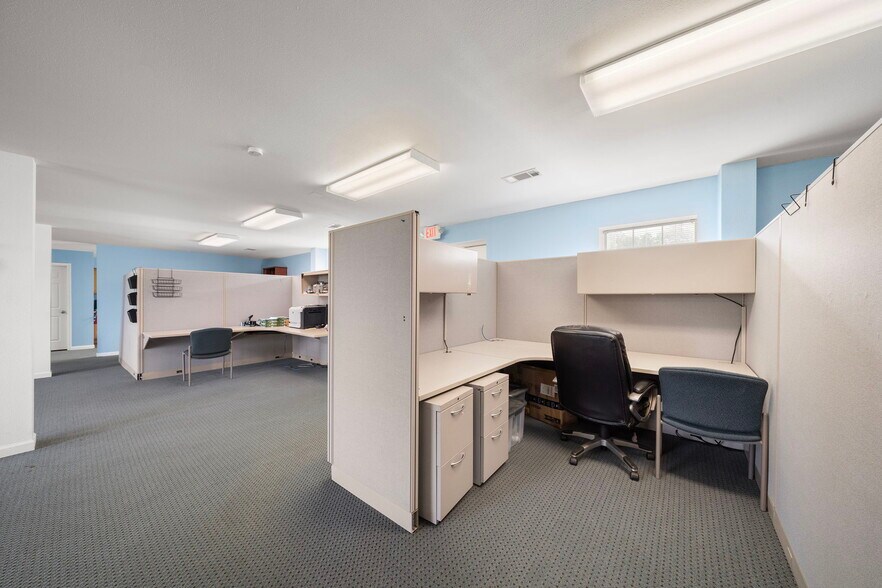 More Photos Of 421 Jones Rd, Highlands Warehouse For Lease