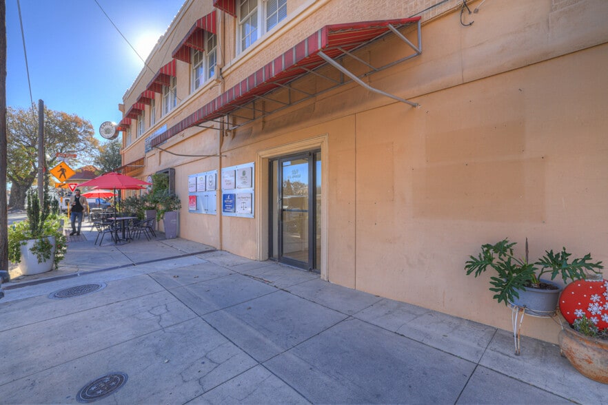 More Photos Of 123 N Seguin Ave, New Braunfels Office For Lease