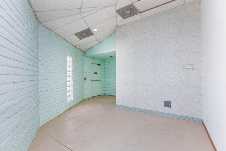 More Photos Of 872 E Sahara Ave, Las Vegas Medical For Lease