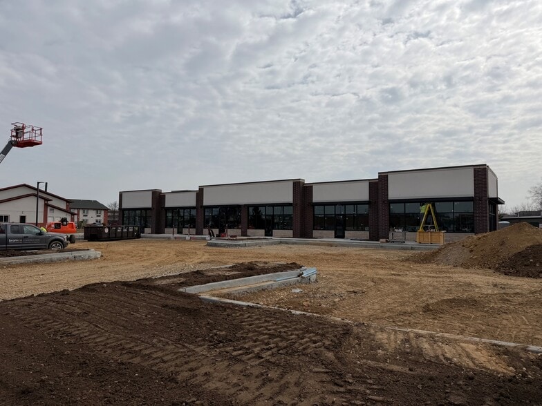 More Photos Of 577 Crystal Point Dr, Crystal Lake General Retail For Lease