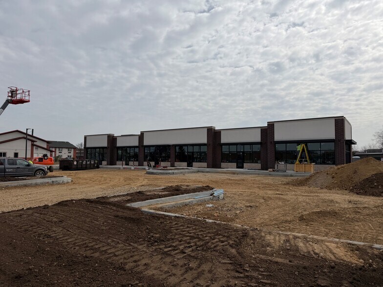 More Photos Of 609 Crystal Point Rd, Crystal Lk, Crystal Lake Storefront For Lease