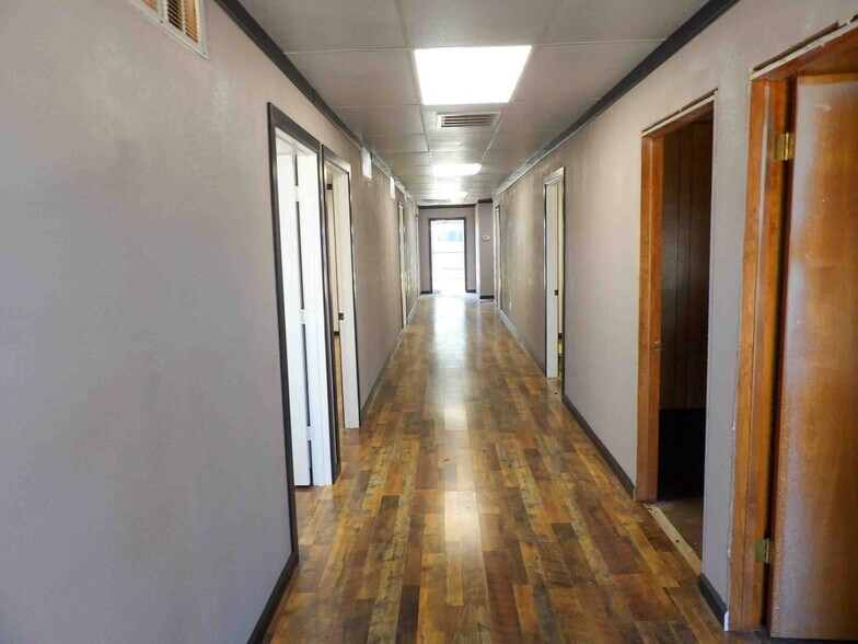 More Photos Of 400 E Jack Choate Ave, Hennessey Office For Sale