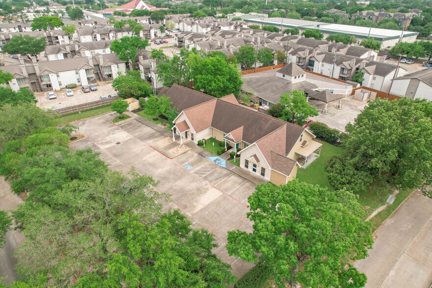 More Photos Of 11201 Steeplepark Dr, Houston Office Residential For Sale