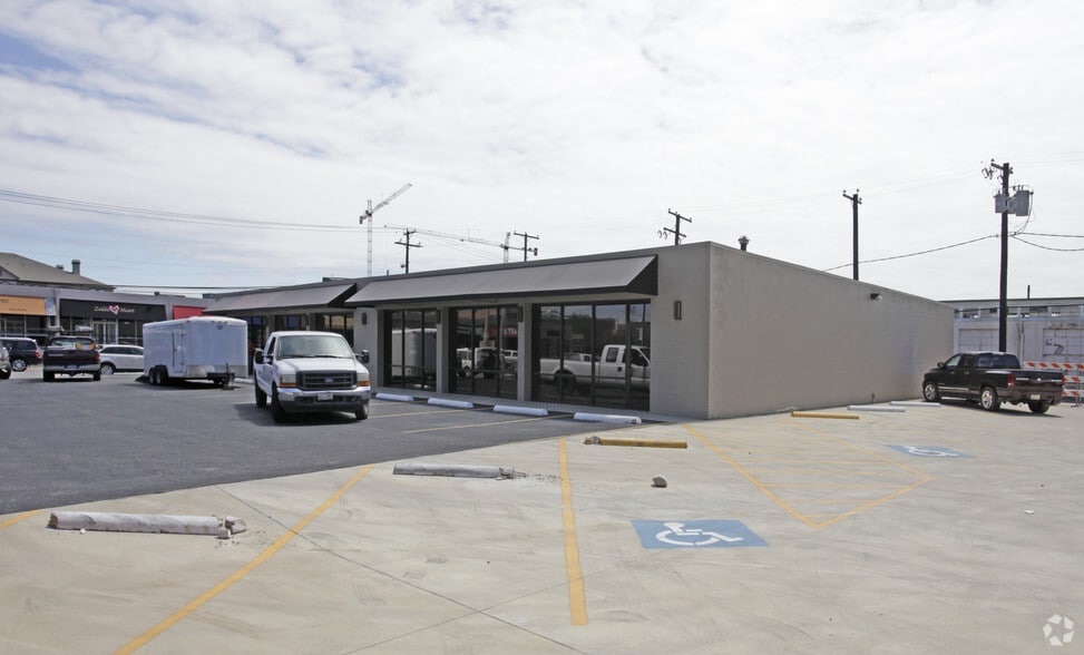 More Photos Of 2801-2807 Crockett St, Fort Worth Flex For Lease