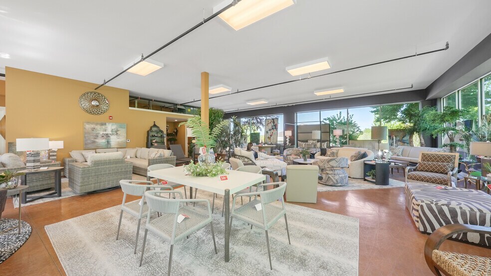 More Photos Of 2265 Bagnell Dam Blvd, Lake Ozark Office For Sale