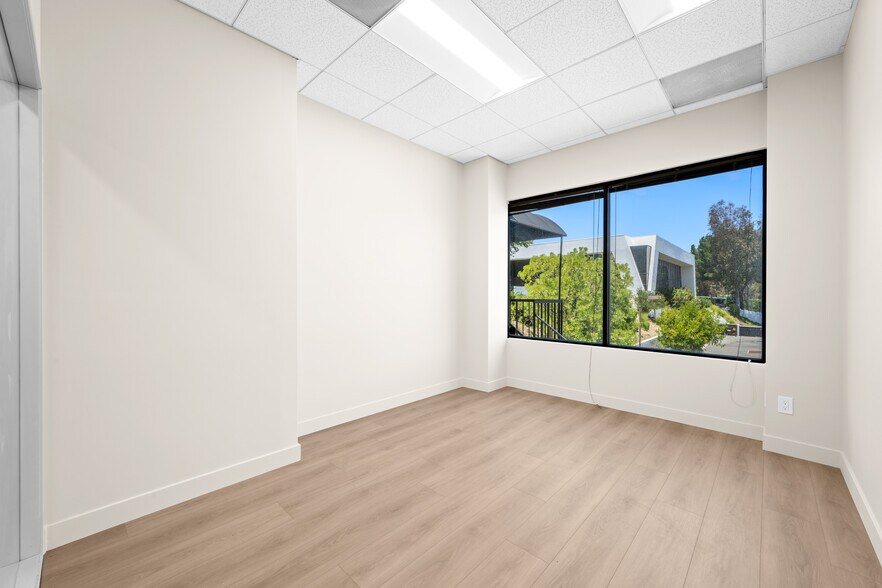 More Photos Of 24011 Ventura Blvd, Calabasas Medical For Lease