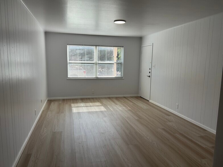More Photos Of 2266 W Oak St, Denton Apartments For Sale