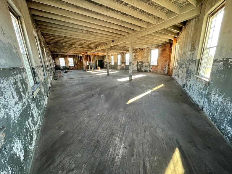 More Photos Of 130 W 3rd St, Waynesboro Light Distribution For Lease