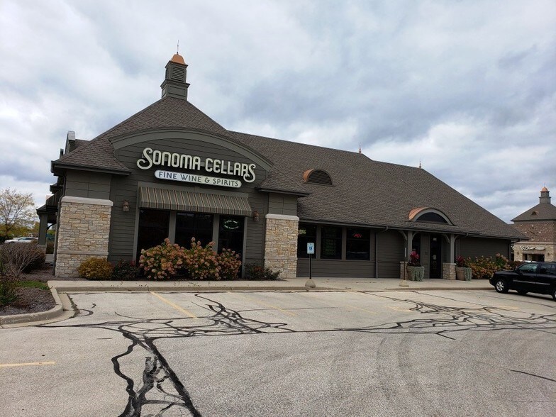 More Photos Of 1290 N Summit Ave, Oconomowoc General Retail For Lease