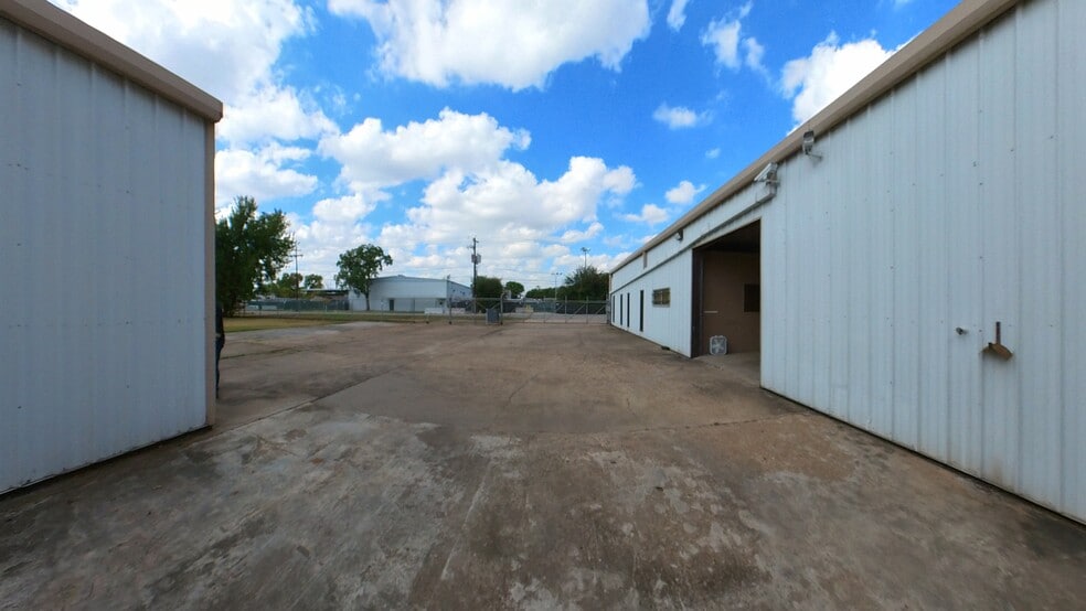 More Photos Of 14826 Yarberry St, Houston Warehouse For Sale
