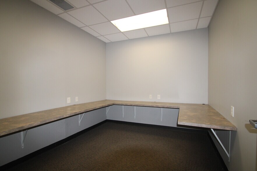 More Photos Of 9911 Shelbyville Rd, Louisville Office For Lease