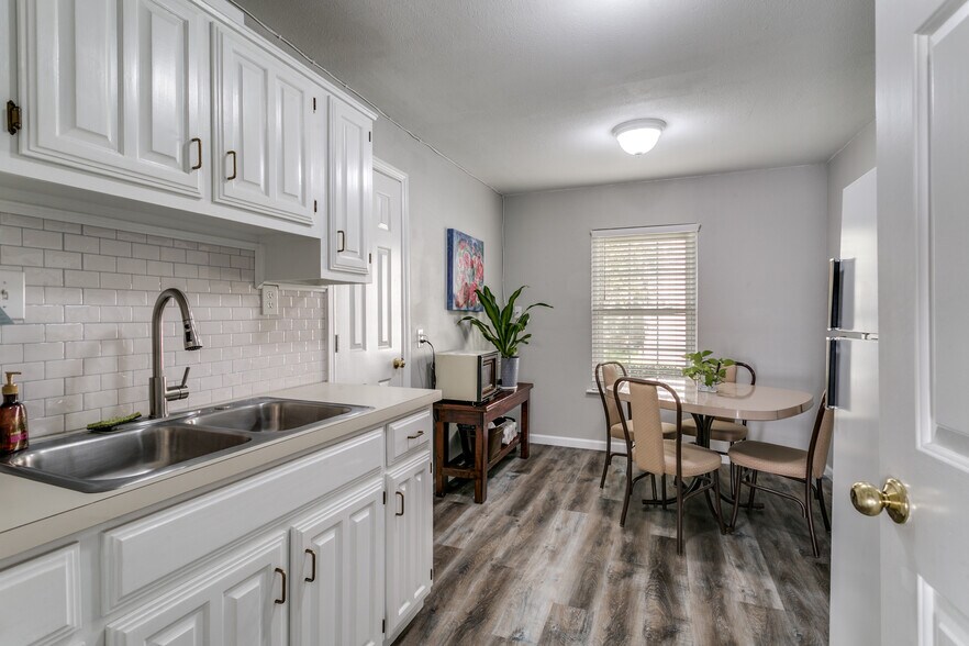 More Photos Of 725 W Purnell Rd, Lewisville Office Residential For Lease